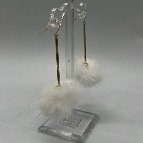 NWT Cameron Macintosh White Puff Dangle Earrings - Picture 4 of 5